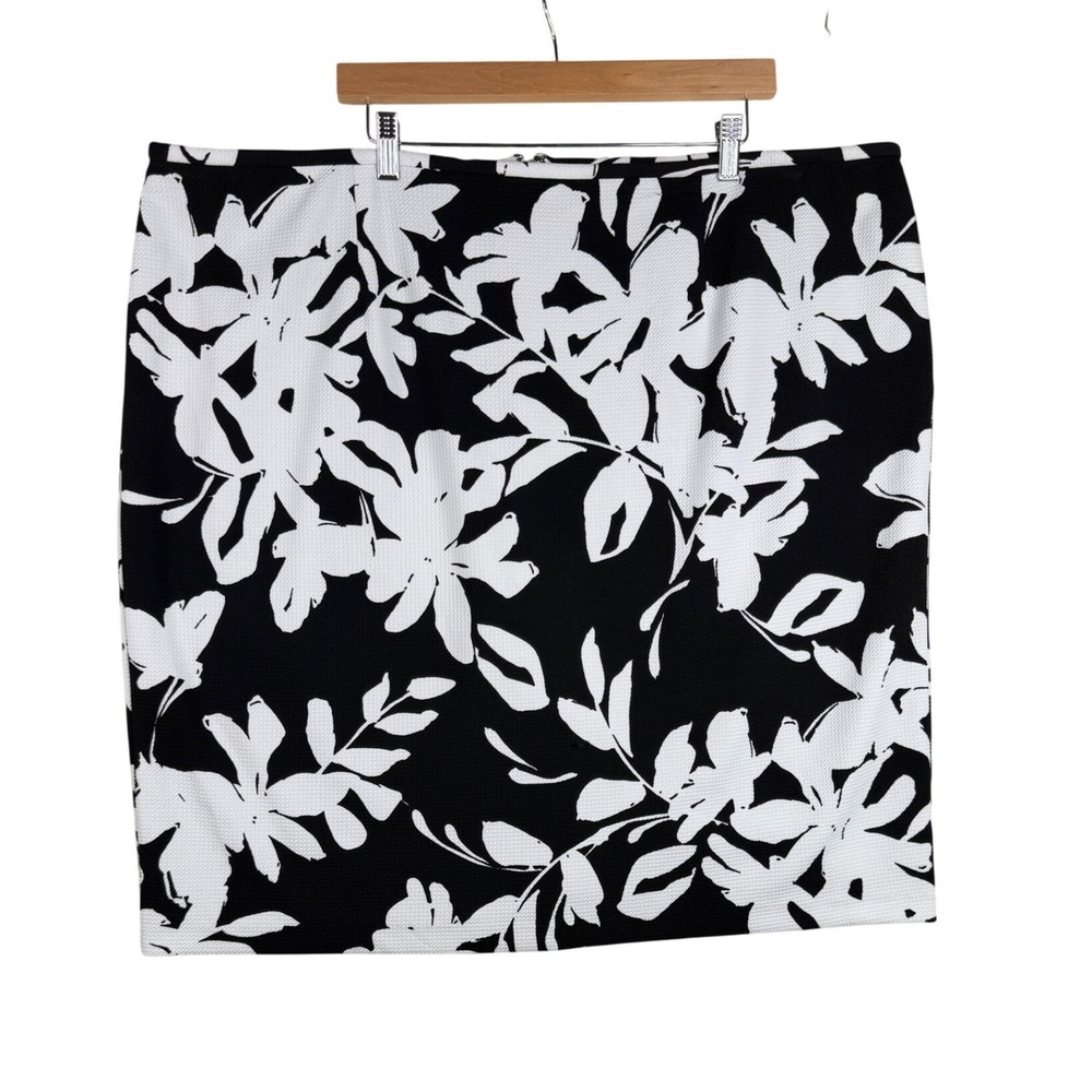 NWT Calvin Klein Women's Plus Size Black White Pencil Skirt size 24W Floral